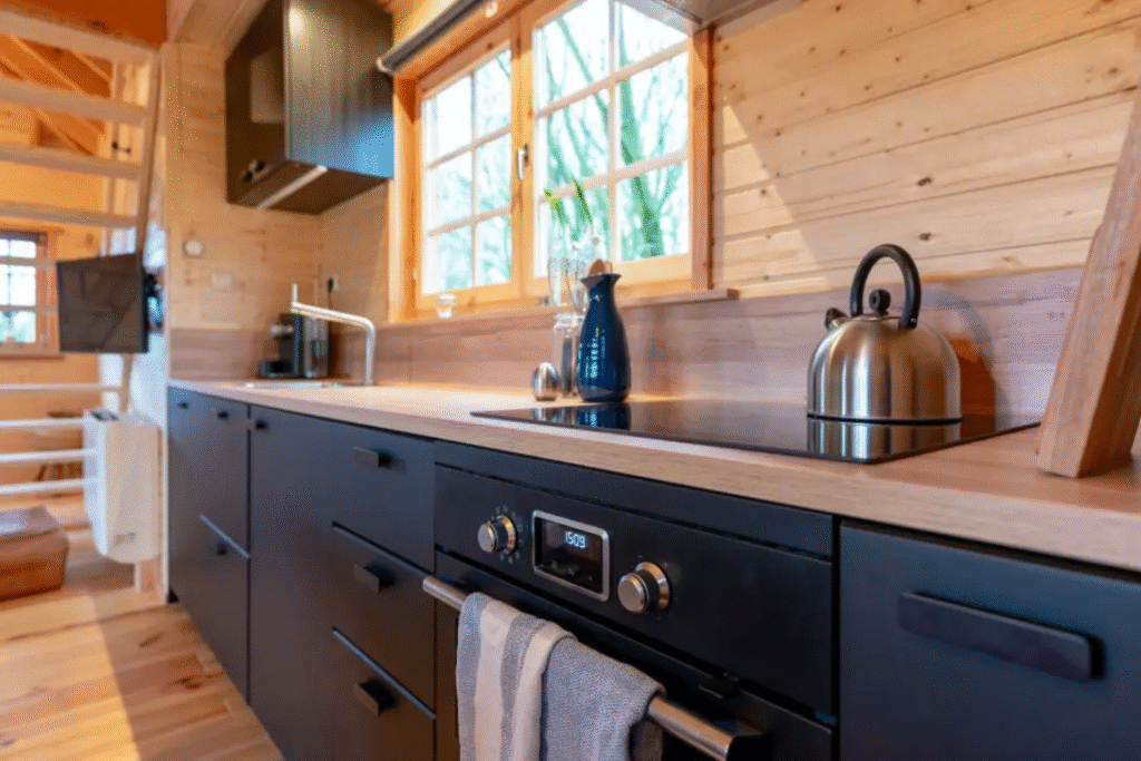 Keuken in boomhut Drenthe