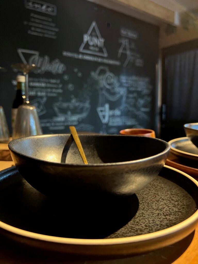 De luxe keuken van het Punthuisje met mooi luxe servies