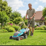 Man die gras maait met een elektrische grasmaaier