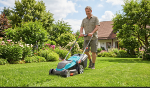 Man die gras maait met een elektrische grasmaaier