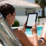 Vrouw leest op een e-reader