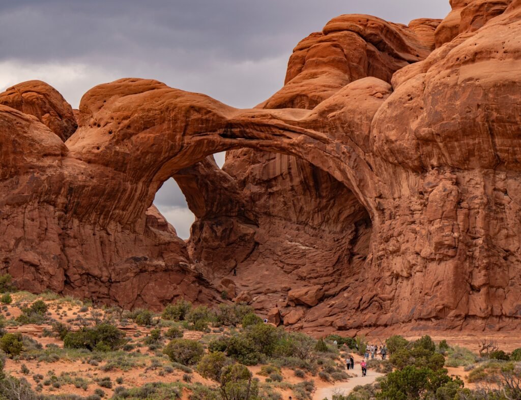 Double Arch met twee enorme zandstenen bogen die samen een indrukwekkende natuurlijke formatie vormen.