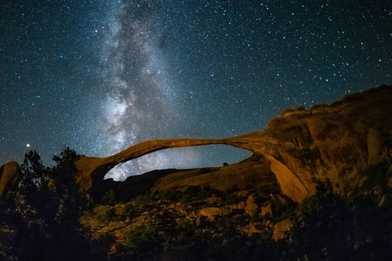Landscape Arch, een extreem lange en dunne natuurlijke zandstenen boog in Arches National Park.