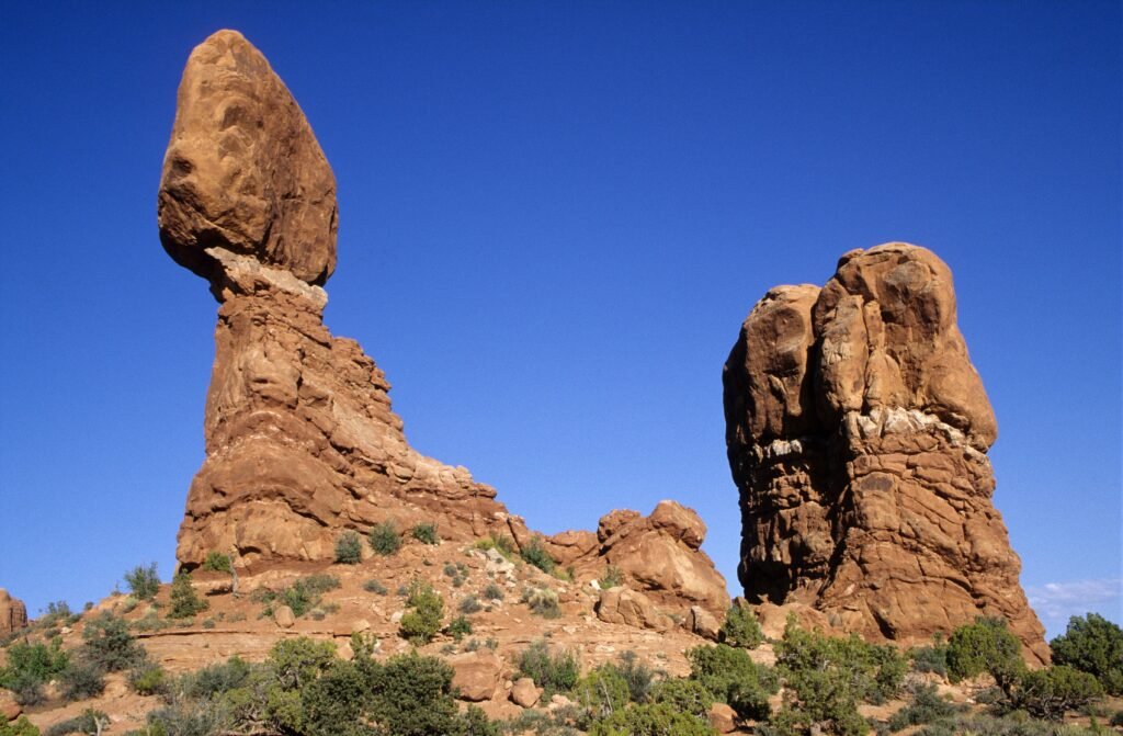 Balanced Rock, een grote rotsbalans op een smalle zandstenen zuil in Arches National Park.