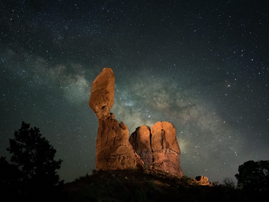 Balanced Rock, een grote rotsbalans op een smalle zandstenen zuil in Arches National Park.