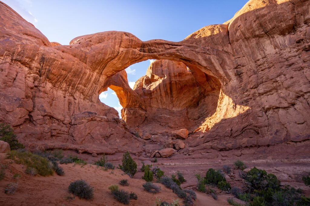De mooiste wandelingen in Arches National Park: Double Arch met twee enorme zandstenen bogen die samen een indrukwekkende natuurlijke formatie vormen.