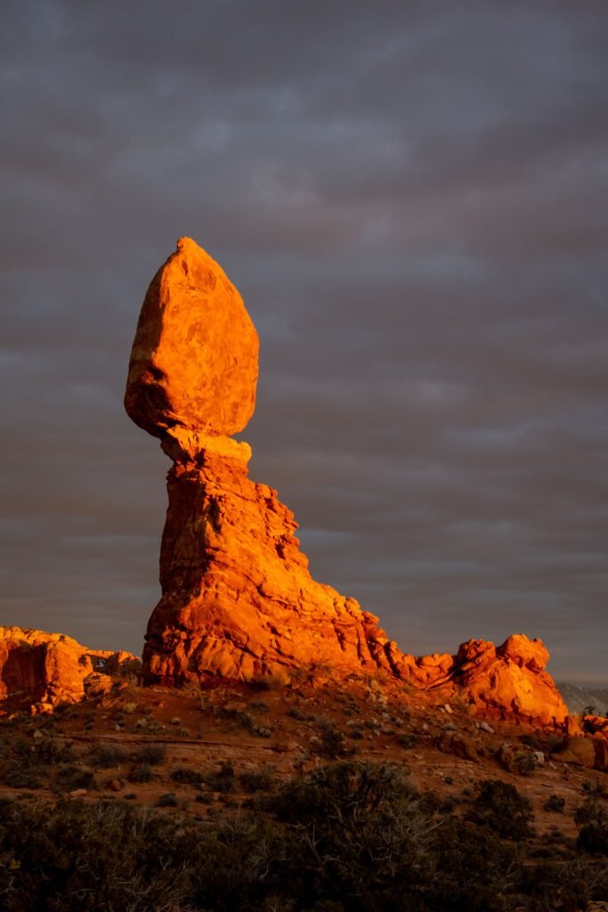 Arches Scenic Drive: Balanced Rock, een grote rotsbalans op een smalle zandstenen zuil in Arches National Park.