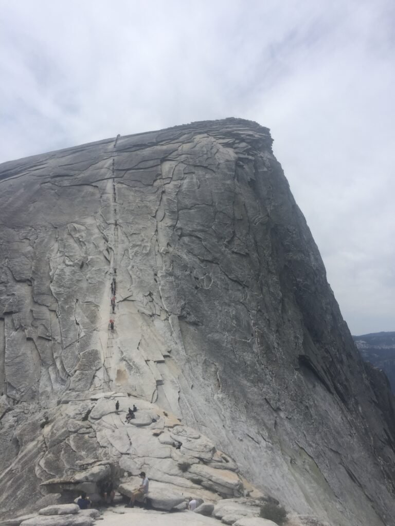 Wandelaars gebruiken de steile kabels op Half Dome in Yosemite National Park