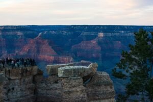 Panoramisch uitzicht vanaf Mather Point aan de South Rim van de Grand Canyon met de diepe kloof, rotsformaties en de verre horizon.