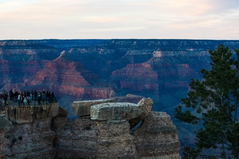 Panoramisch uitzicht vanaf Mather Point aan de South Rim van de Grand Canyon met de diepe kloof, rotsformaties en de verre horizon.