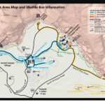 Gedetailleerde plattegrond van Grand Canyon Village aan de South Rim met parkeerterreinen, shuttlehaltes, overnachtingsplaatsen, wandelpaden en voorzieningen.