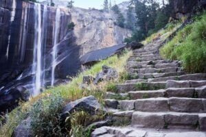 De granieten trappen die langs de Mist Trail naar Vernal Falls leiden behoren tot de mooiste wandelingen van Yosemite