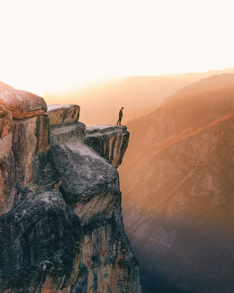 Is dit het mooiste uitzichpunnt van Yosemite? Wandelaars bij Taft Point met uitzicht over Yosemite Valley en granieten kliffen.