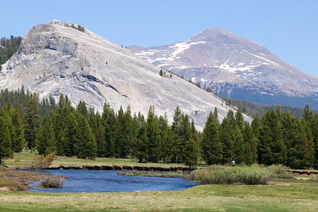Lembert Dome langs de Tioga Road in Yosemite National Park met de granieten rotsformatie en het omliggende landschap van Tuolumne Meadows.