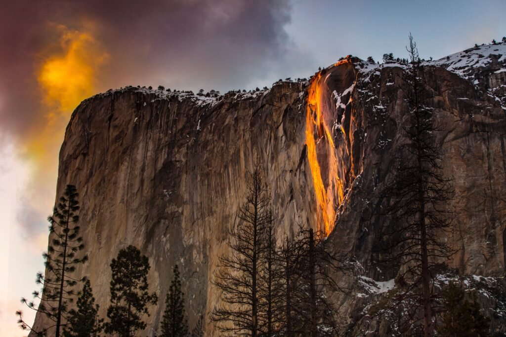 El Capitan torent boven Yosemite Valley uit in Yosemite National Park.