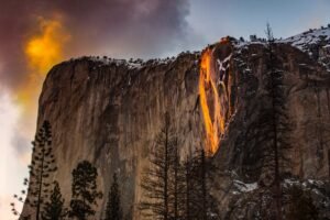 El Capitan torent boven Yosemite Valley uit in Yosemite National Park.