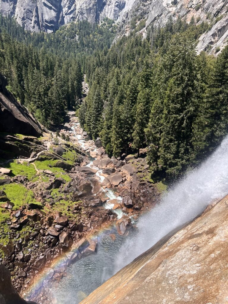 Aan de top van Vernal Fall langs de Mist Trail