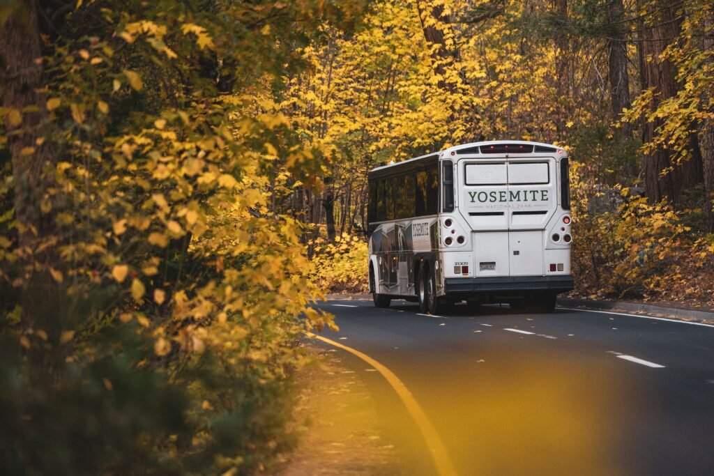 De Yosemite shuttle bus die tussen de bomen rijdt