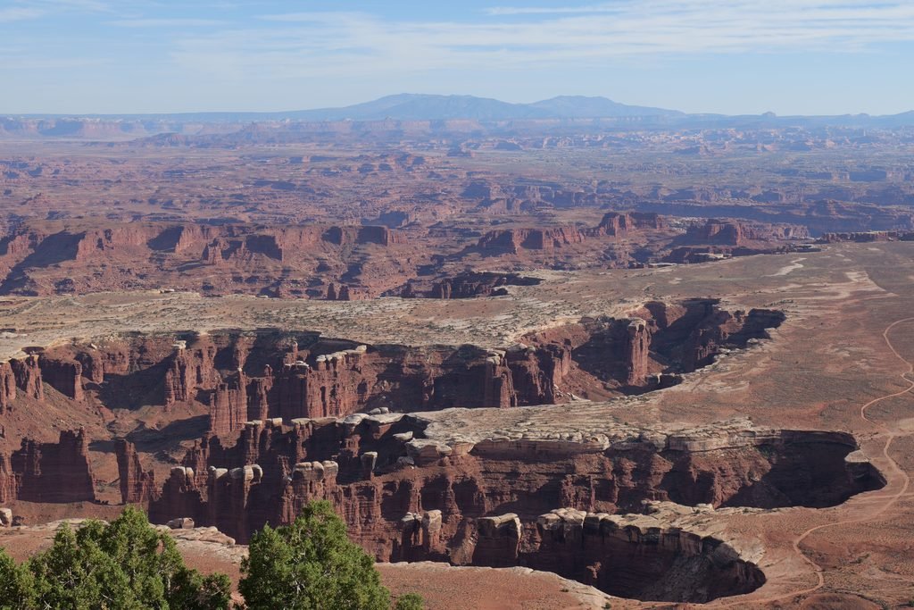mooiste uitzichtpunten van Canyonlands: Panoramisch uitzicht vanaf Grand View Point over uitgestrekte canyons, mesa's en rotsformaties in Canyonlands National Park.