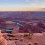 Uitzicht op de kronkelende Green River die door de canyons van Canyonlands National Park stroomt.