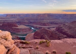 Uitzicht op de kronkelende Green River die door de canyons van Canyonlands National Park stroomt.