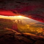 Mesa Arch, een natuurlijke zandstenen boog met uitzicht op de diepe canyons en rotsformaties van Canyonlands National Park.