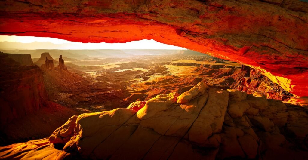 Island in the Sky: Mesa Arch, een natuurlijke zandstenen boog met uitzicht op de diepe canyons en rotsformaties van Canyonlands National Park.