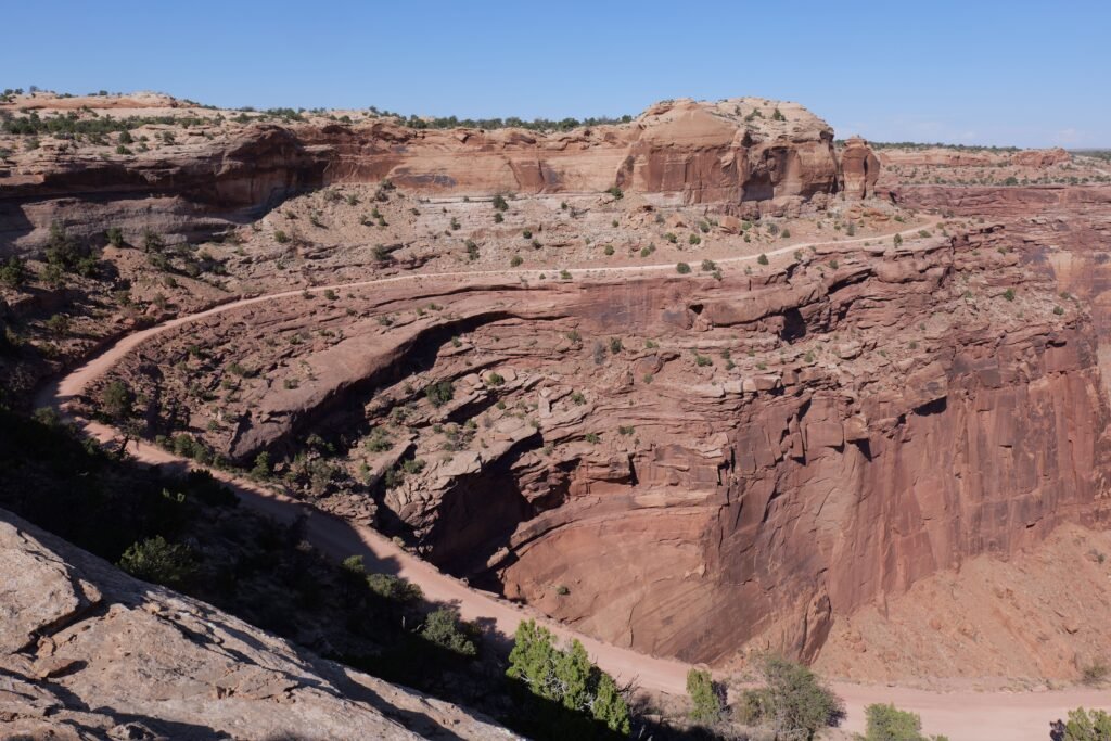 De mooiste uitzichtpunten van Canyonlands: Shafer Canyon Overlook met uitzicht op de beroemde haarspeldbochten van de Shafer Trail in Canyonlands National Park.