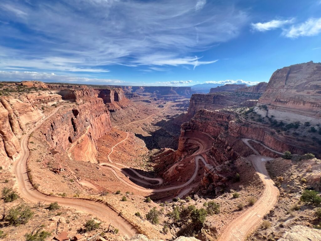 Island in the Sky: Shafer Canyon Overlook met uitzicht op de beroemde haarspeldbochten van de Shafer Trail in Canyonlands National Park.