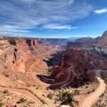 Shafer Canyon Overlook met uitzicht op de beroemde haarspeldbochten van de Shafer Trail in Canyonlands National Park.