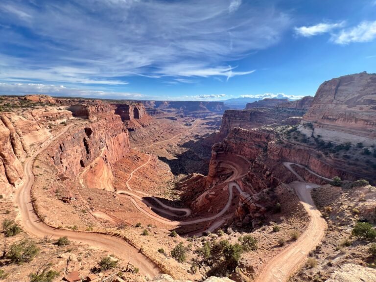 Shafer Canyon Overlook met uitzicht op de beroemde haarspeldbochten van de Shafer Trail in Canyonlands National Park.