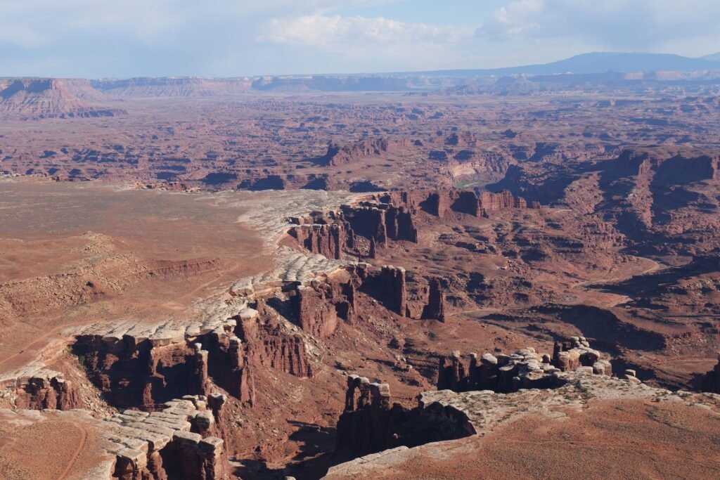mooiste uitzichtpunten van Canyonlands: Uitzicht vanaf White Rim Overlook over de White Rim, diepe canyons en uitgestrekte rotsplateaus in Canyonlands National Park.