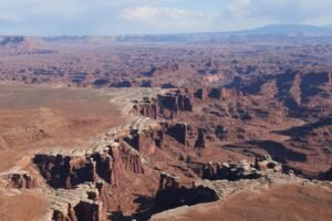 mooiste uitzichtpunten van Canyonlands: Uitzicht vanaf White Rim Overlook over de White Rim, diepe canyons en uitgestrekte rotsplateaus in Canyonlands National Park.