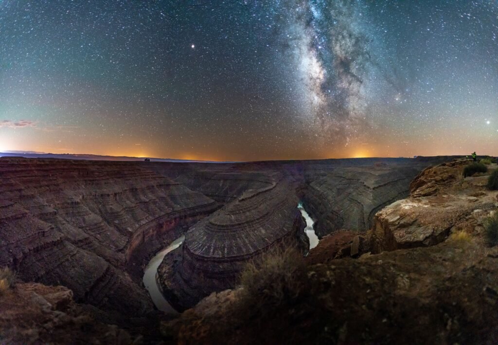Diepe canyon met kronkelende rivier gezien vanaf Goosenecks Overlook in Capitol Reef National Park.