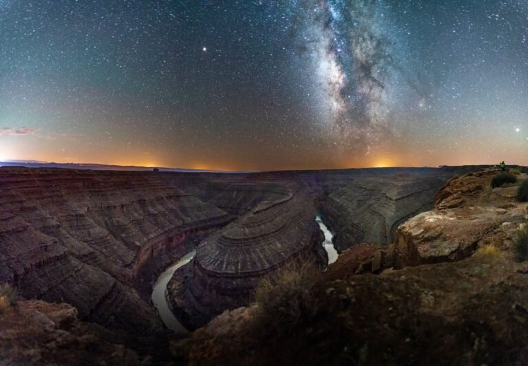 Diepe canyon met kronkelende rivier gezien vanaf Goosenecks Overlook in Capitol Reef National Park.
