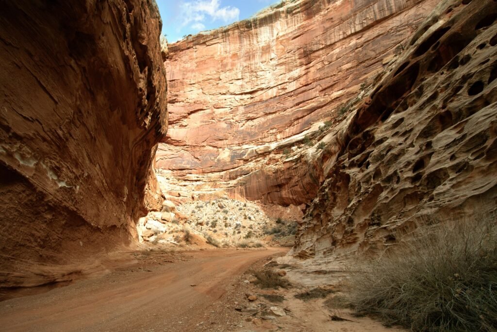 Smalle canyon met hoge rode rotswanden in Grand Wash van Capitol Reef National Park.
