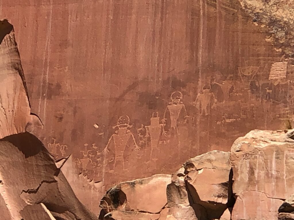 Oude rotstekeningen van de Fremont-cultuur op een rotswand in Capitol Reef National Park.