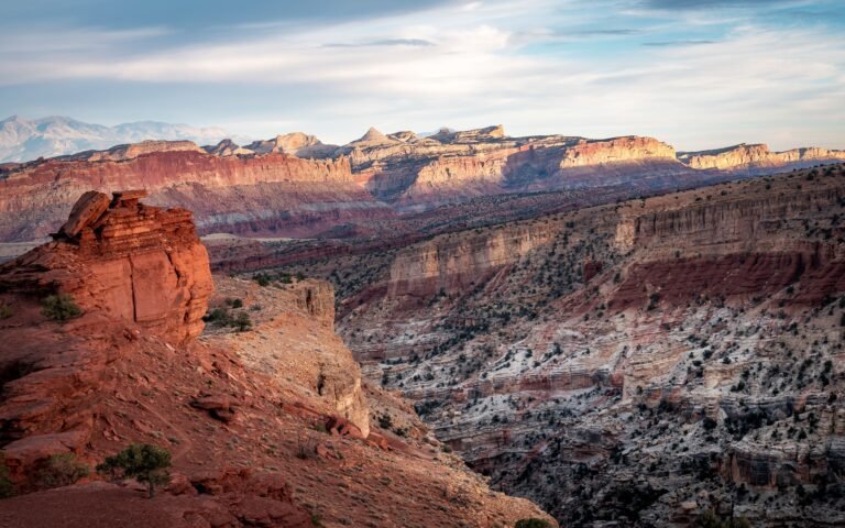 Zonsondergang boven rode rotsformaties gezien vanaf Sunset Point in Capitol Reef National Park.