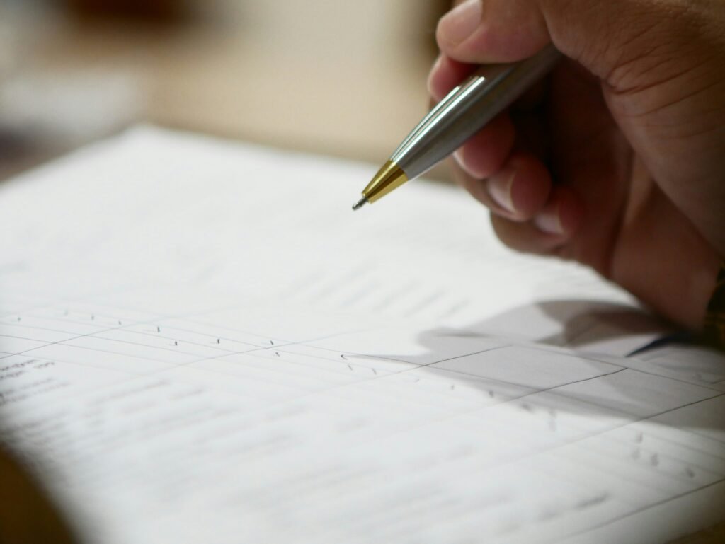 Checklist - hand met pen