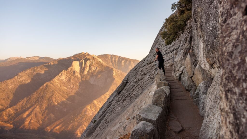 Mooiste uitzichtpunten: Uitzicht vanaf Moro Rock over de bergen, valleien en bossen van Sequoia National Park.