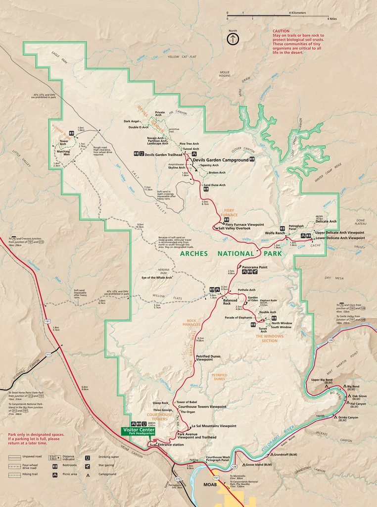 Officiële kaart van Arches National Park met de parkweg, wandelroutes, uitzichtpunten, campings, bezoekerscentrum en belangrijkste bezienswaardigheden zoals Delicate Arch, Devil's Garden en The Windows.